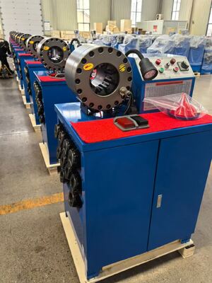 अच्छी कीमत 2 इंच 600T क्रिम्पिंग फोर्स नीला रंग क्रिम्पिंग आकार 2.5 इंच तक पहुंचें तेजी से बदलने वाले मोल्ड टूल्स के साथ रबर नली क्रिम्पिंग मशीन 6-51 मिमी रेंज और 10 विनिमेय डाईज़ के साथ ऑनलाइन