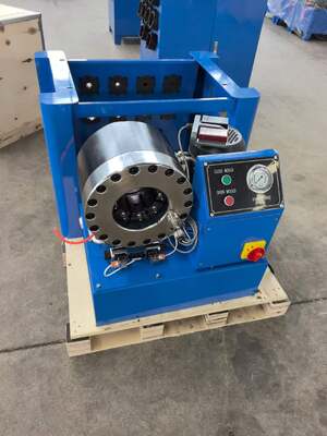 अच्छी कीमत 2 इंच क्रिम्पिंग रेंज 51 मिमी तक नीला रंग 220V/240V/380V/415V वोल्टेज हाइड्रोलिक होज़ क्रिम्पिंग मशीन बॉटन कंट्रोल सिस्टम फास्ट चेंज मोल्ड टूल और रैक और 10 इंटरचेंजेबल डाइज़ के साथ ऑनलाइन