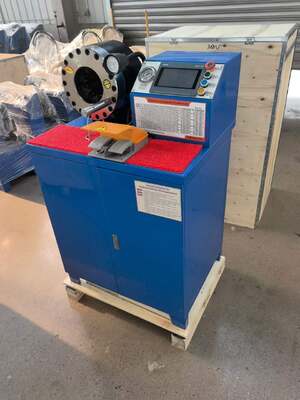 अच्छी कीमत 2 इंच 600T रबर नली क्रिम्पिंग मशीन उच्च मॉडल नीला रंग 220v/380v वोल्टेज पीएलसी नियंत्रण सिस्टम 6-51 मिमी रेंज और 10 विनिमेय डाइज़ के साथ ऑनलाइन