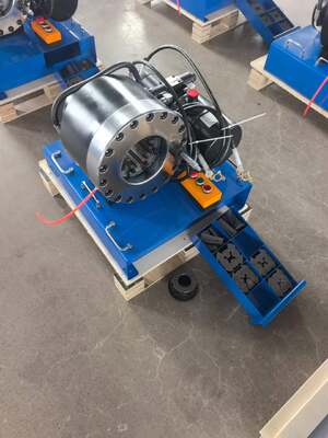 अच्छी कीमत 12V/24V वोल्टेज 2 इंच हाइड्रोलिक नली क्रिमपिंग मशीन 600T क्रिमिंग बल के साथ 10 डाई और 6-51 मिमी रेंज के साथ कार लोडिंग के लिए छोटे कामकाजी आवाज के लिए online